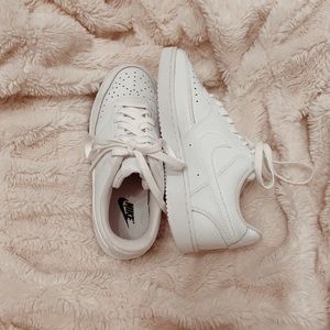 NEVER WORN NIKE COURTS